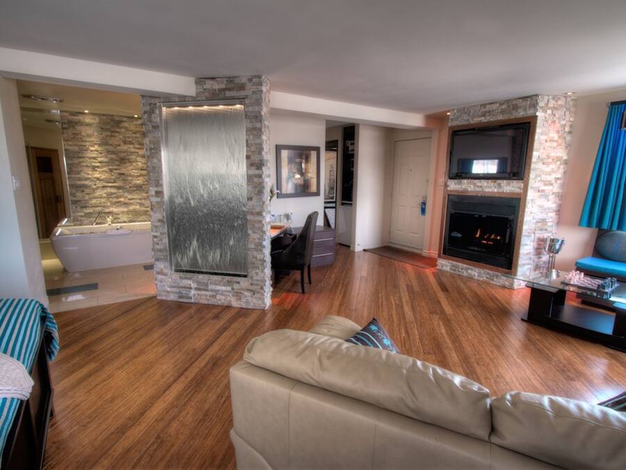 Suite (Jouvence) | Living area | 32-inch TV with cable channels, DVD player