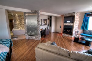 Suite (Jouvence) | Zona de estar | Televisión de 32 pulgadas con canales por cable, un reproductor de DVD