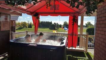 Banyera d'hidromassatge a l'aire lliure