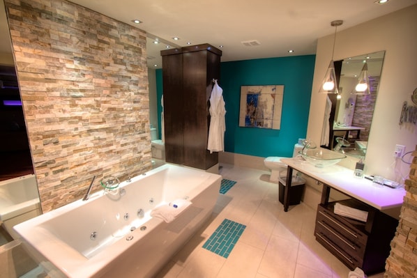 Suite (Jouvence) | Badkamer | Een haardroger, handdoeken