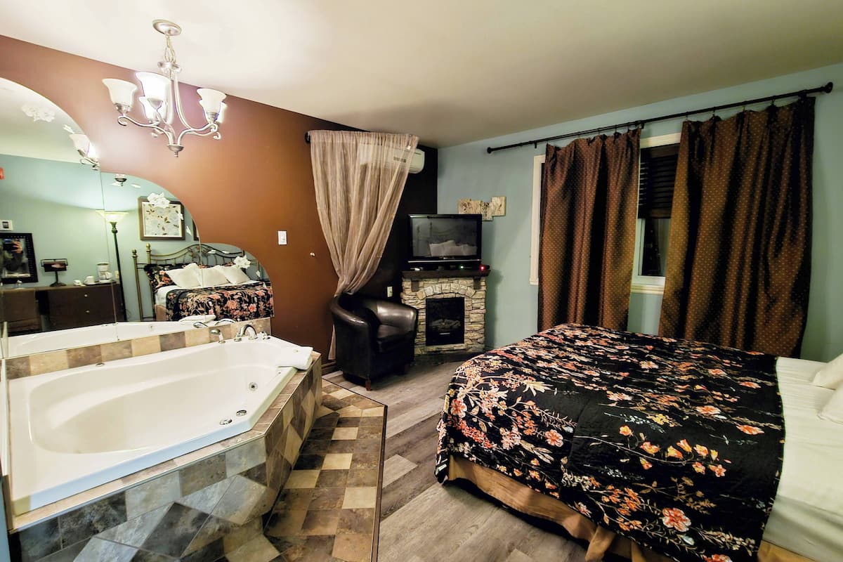 Romantic Suite | Blackout drapes, soundproofing, iron/ironing board