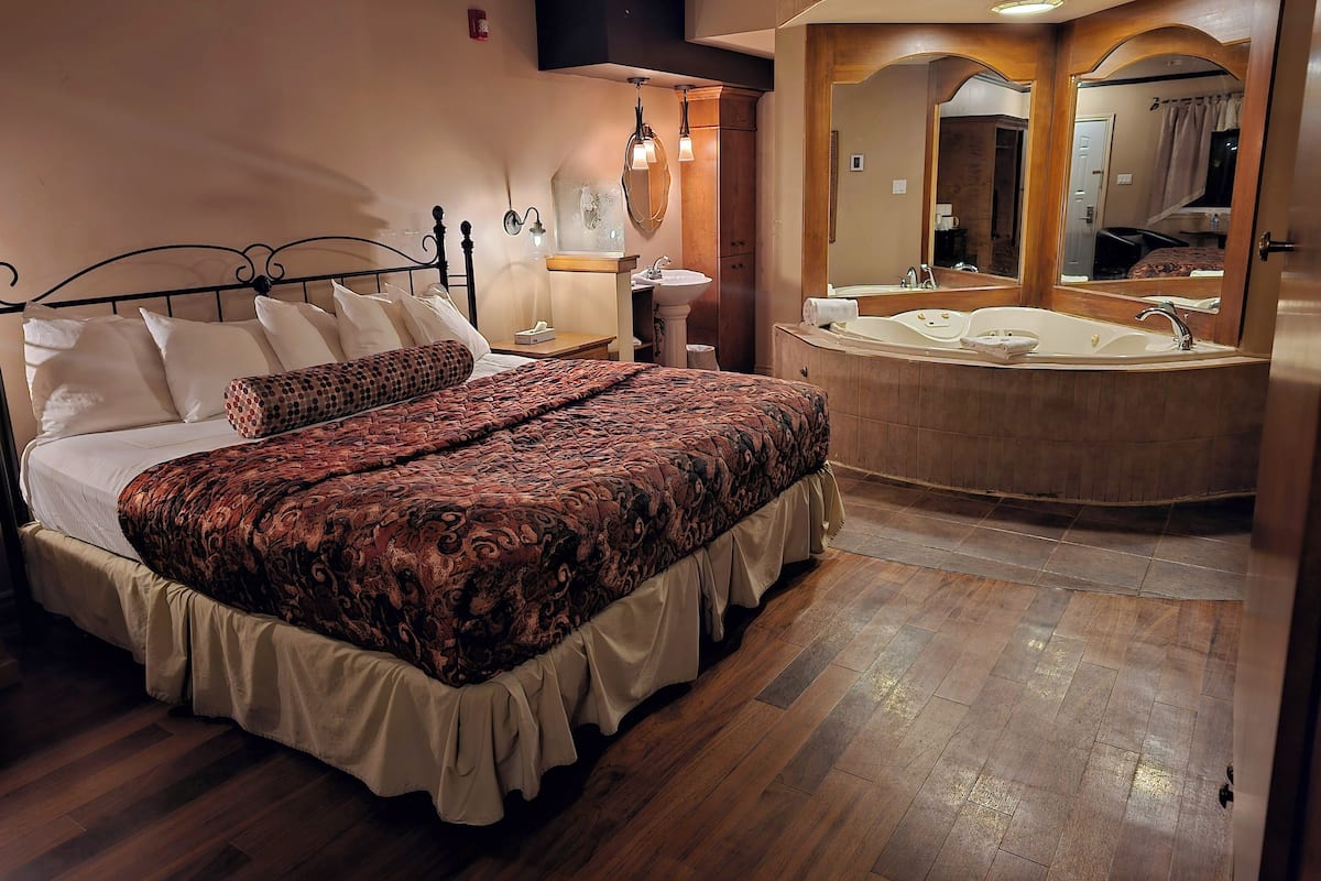 Suite (Mona Lisa) | Blackout drapes, soundproofing, iron/ironing board