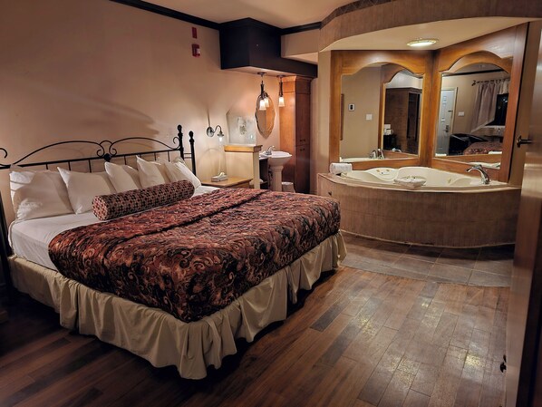 Suite (Mona Lisa) | Blackout drapes, soundproofing, iron/ironing board