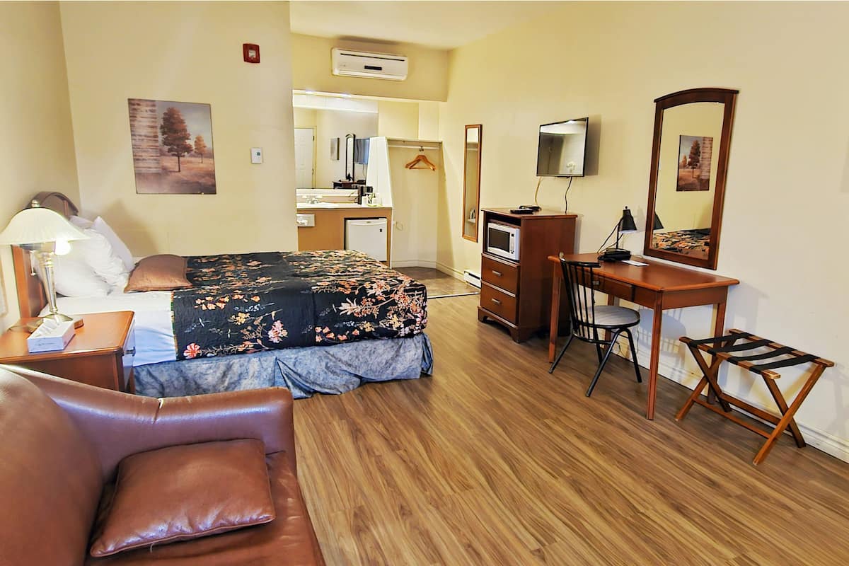 Classic Room, 1 Queen Bed, Ground Floor | Blackout drapes, soundproofing, iron/ironing board