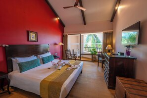 Deluxe Room King Bed with Balcony and Bathtub | Premium bedding, memory foam beds, in-room safe, desk - O Hotel Goa, Candolim Beach (Candolim)