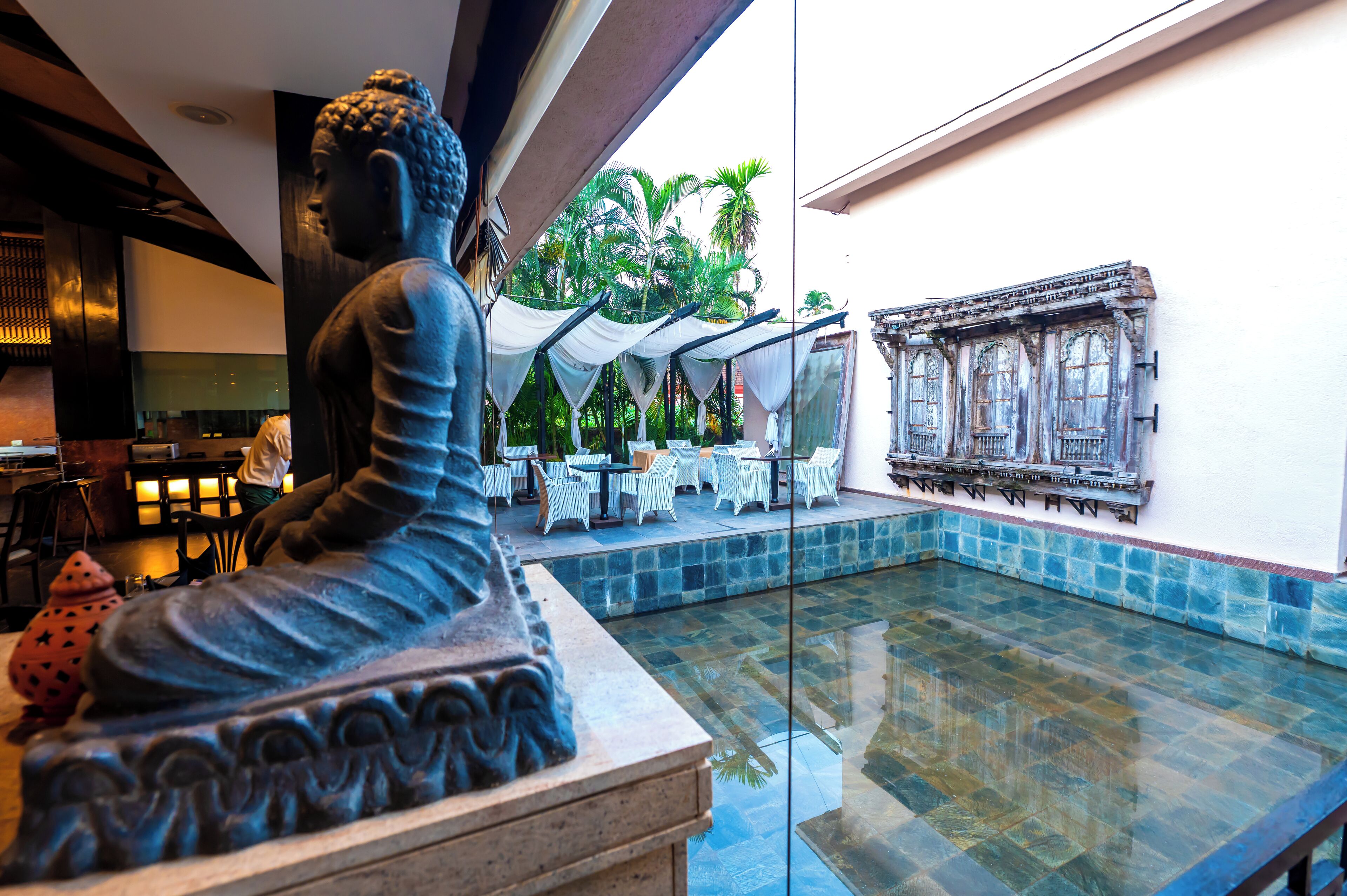 3 間餐廳；供應早餐、午餐、晚餐；多國菜