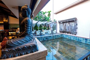 3 restaurants, breakfast, lunch, dinner served; international cuisine - O Hotel Goa, Candolim Beach (Candolim)