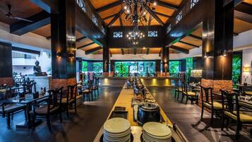 3 restaurants; breakfast, lunch and dinner served