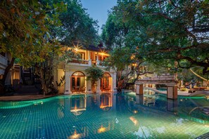 Outdoor pool, pool umbrellas, sun loungers - Khum Phaya Resort & Spa Boutique Collection (Chiang Mai)
