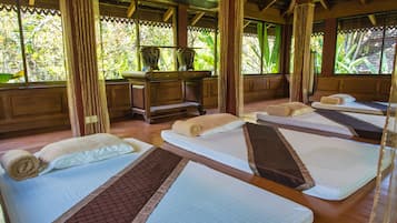 Espace de soins pour les couples, bain Ă remous, soins corporels