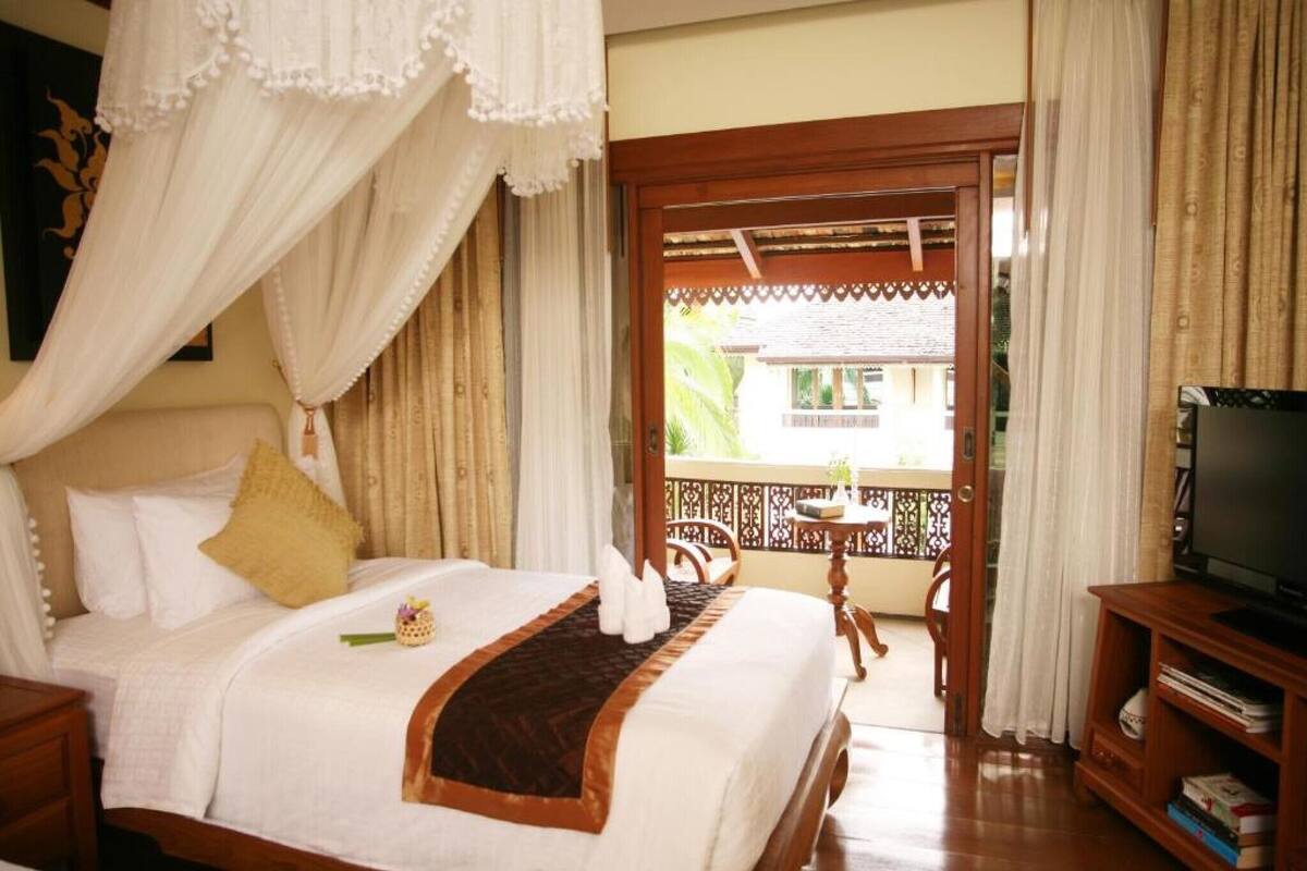 Premium bedding, pillowtop beds, minibar, in-room safe