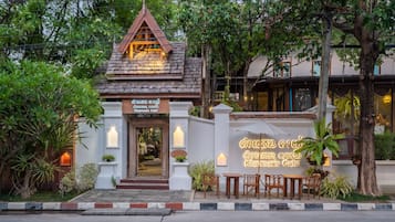 Melayani sarapan, makan siang, makan malam; sajian masakan Thailand 