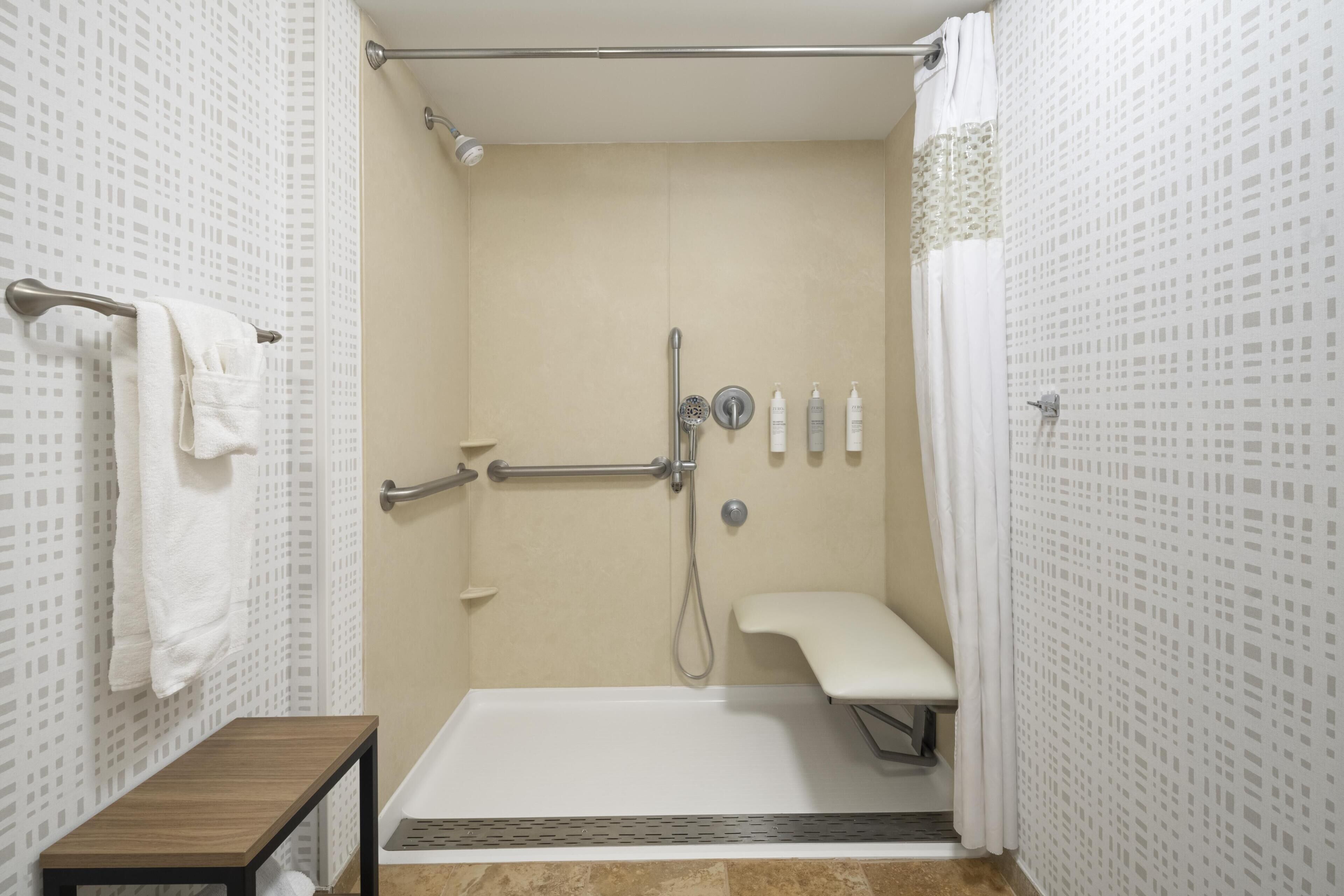Eine Dusche mit mehreren Handbrausen.