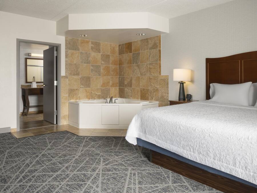 King bed room with whirlpool | Bathroom | Free toiletries, hair dryer, towels