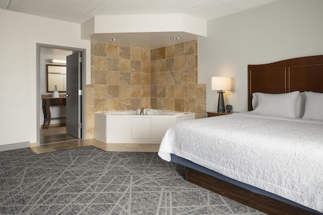 King bed room with whirlpool | Bathroom | Free toiletries, hair dryer, towels. Hampton Inn Elmira/Horseheads