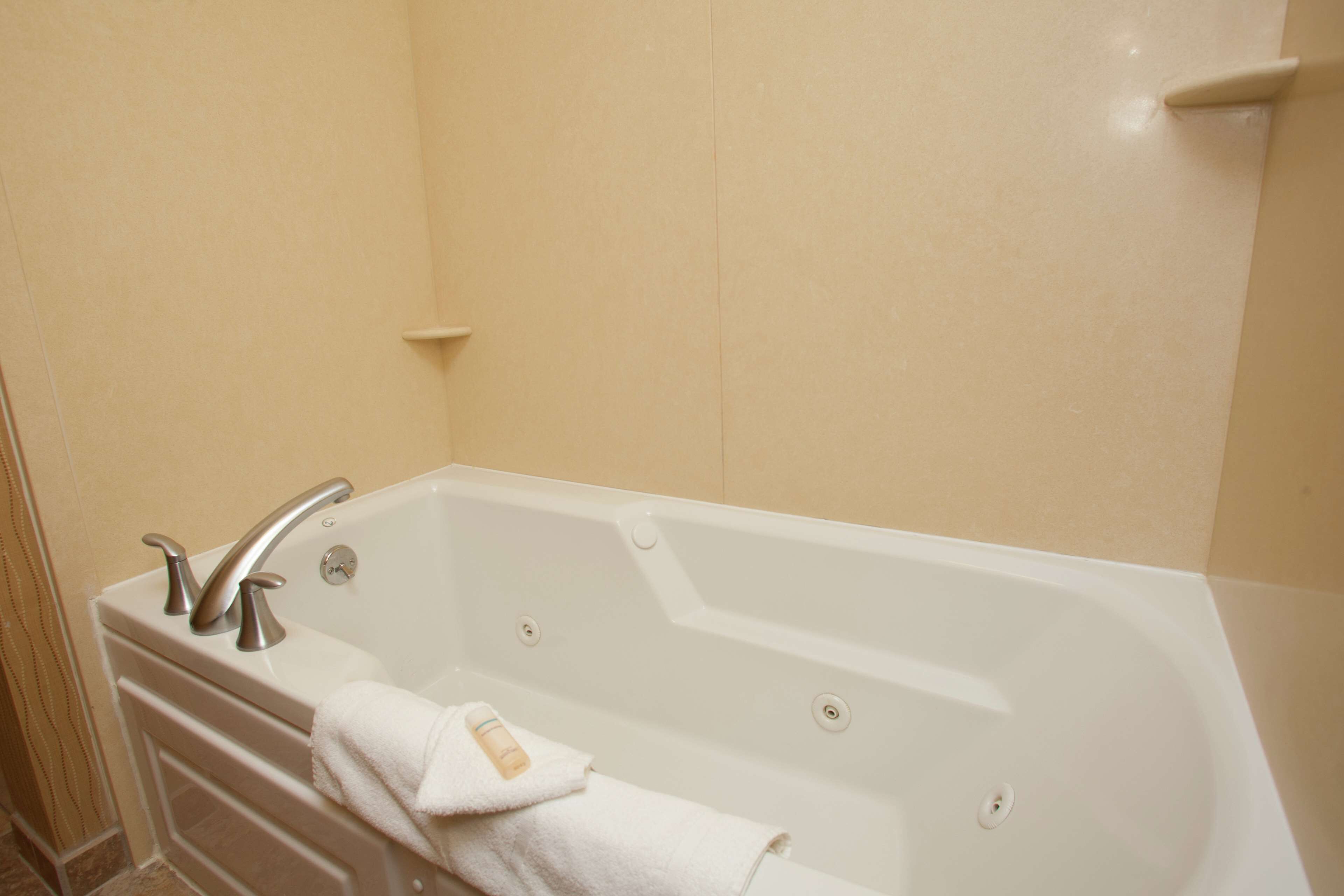studio, 1 king bed, non smoking, jetted tub | bathroom | free toiletries, hair dryer, towels