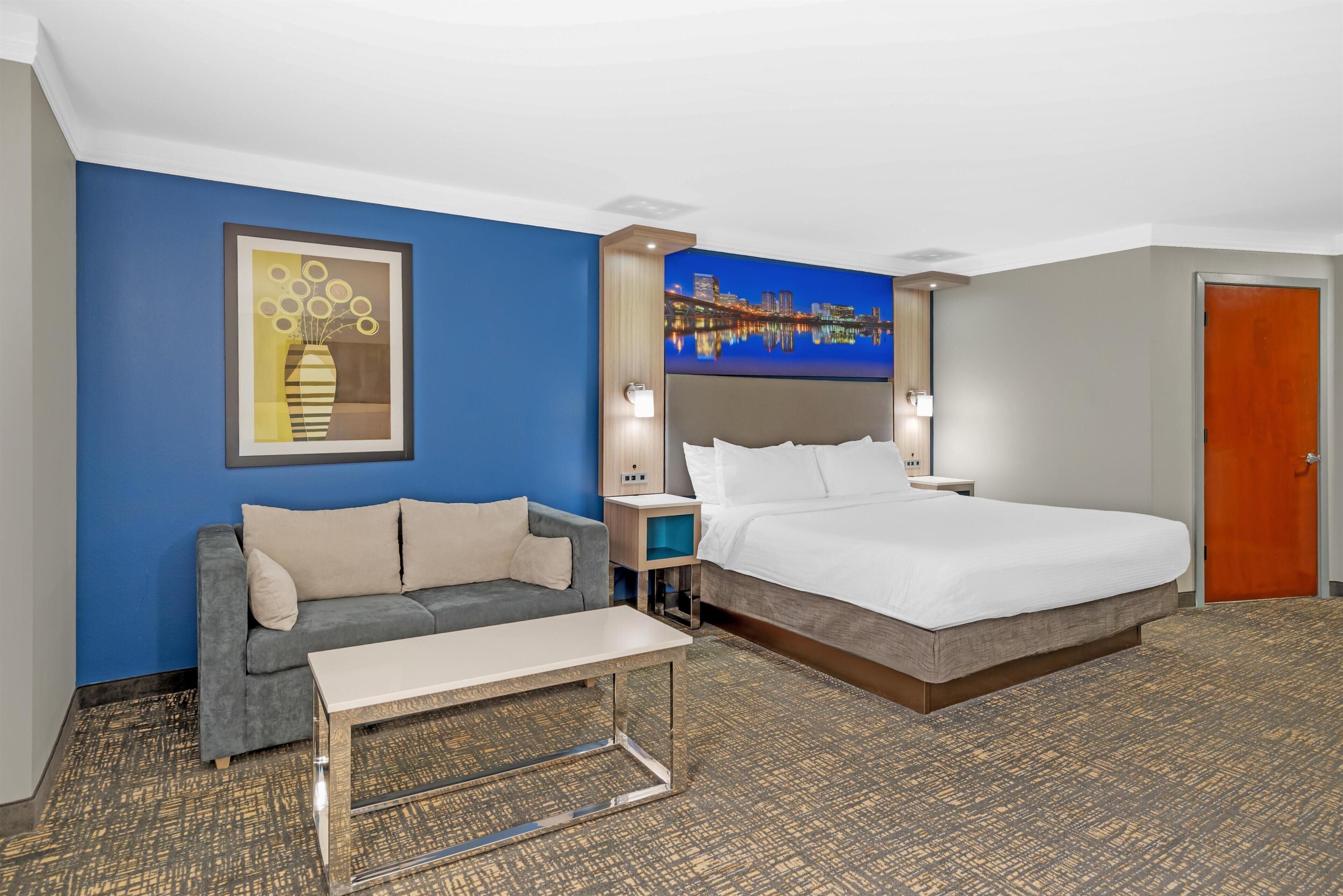 Standard Room, 1 King Bed, Non Smoking, Kitchen (with Single Sofabed) | Premium bedding, pillowtop beds, individually decorated