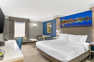 Habitación estándar, 1 cama de matrimonio grande, no fumadores (with Single Sofabed) | Ropa de cama de alta calidad y colchones con acolchado adicional