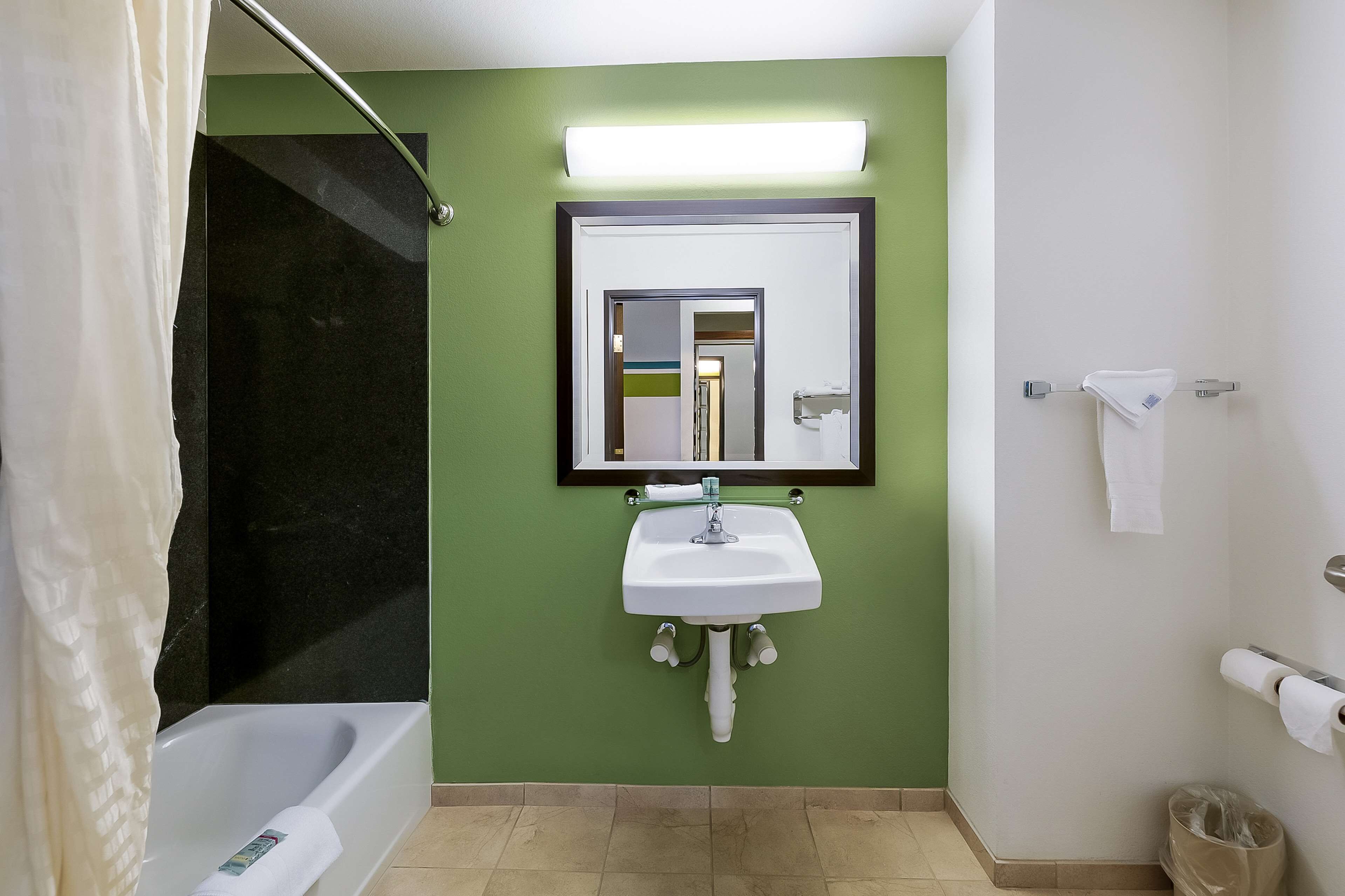 combined shower/bathtub, hair dryer, towels