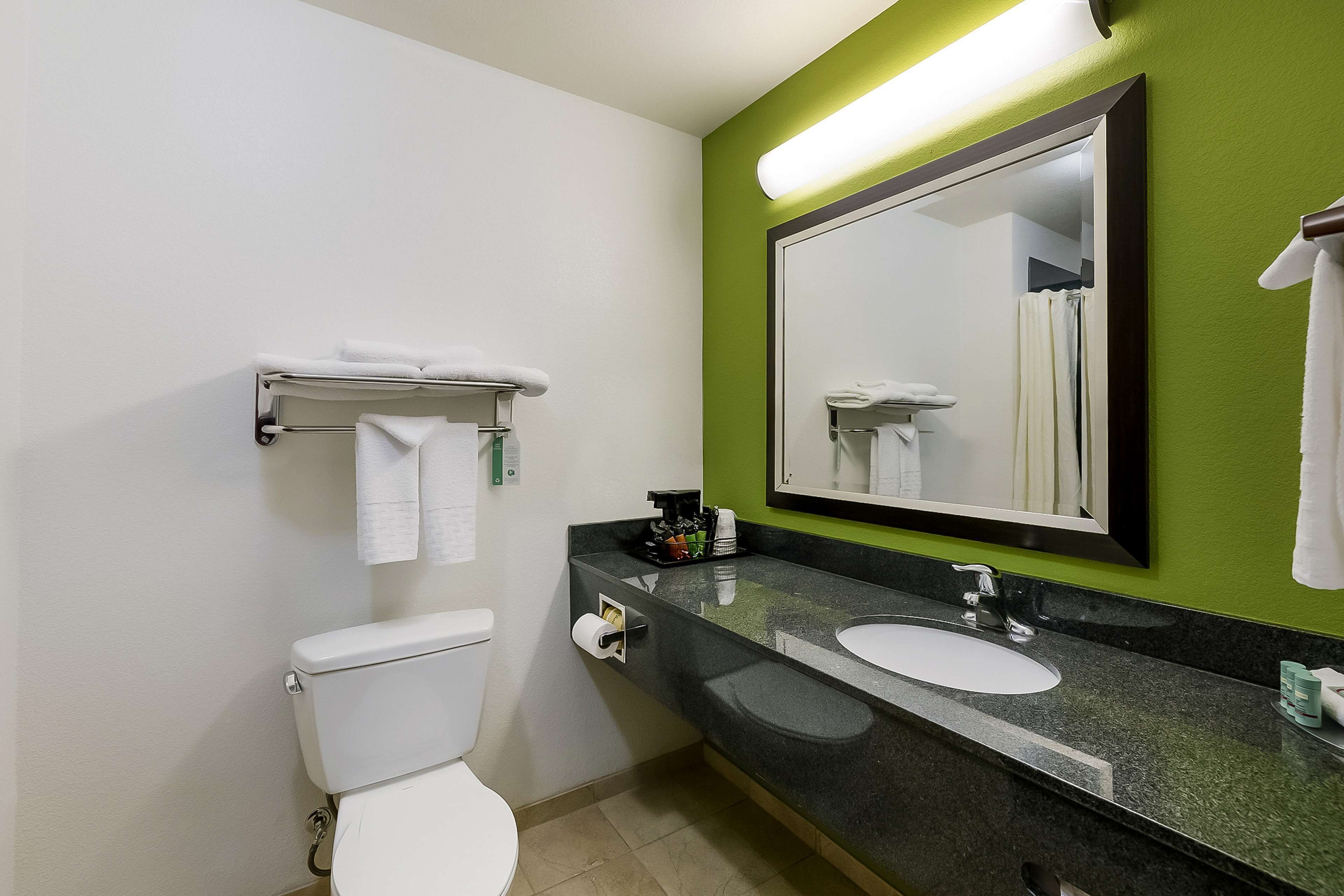 combined shower/bathtub, hair dryer, towels