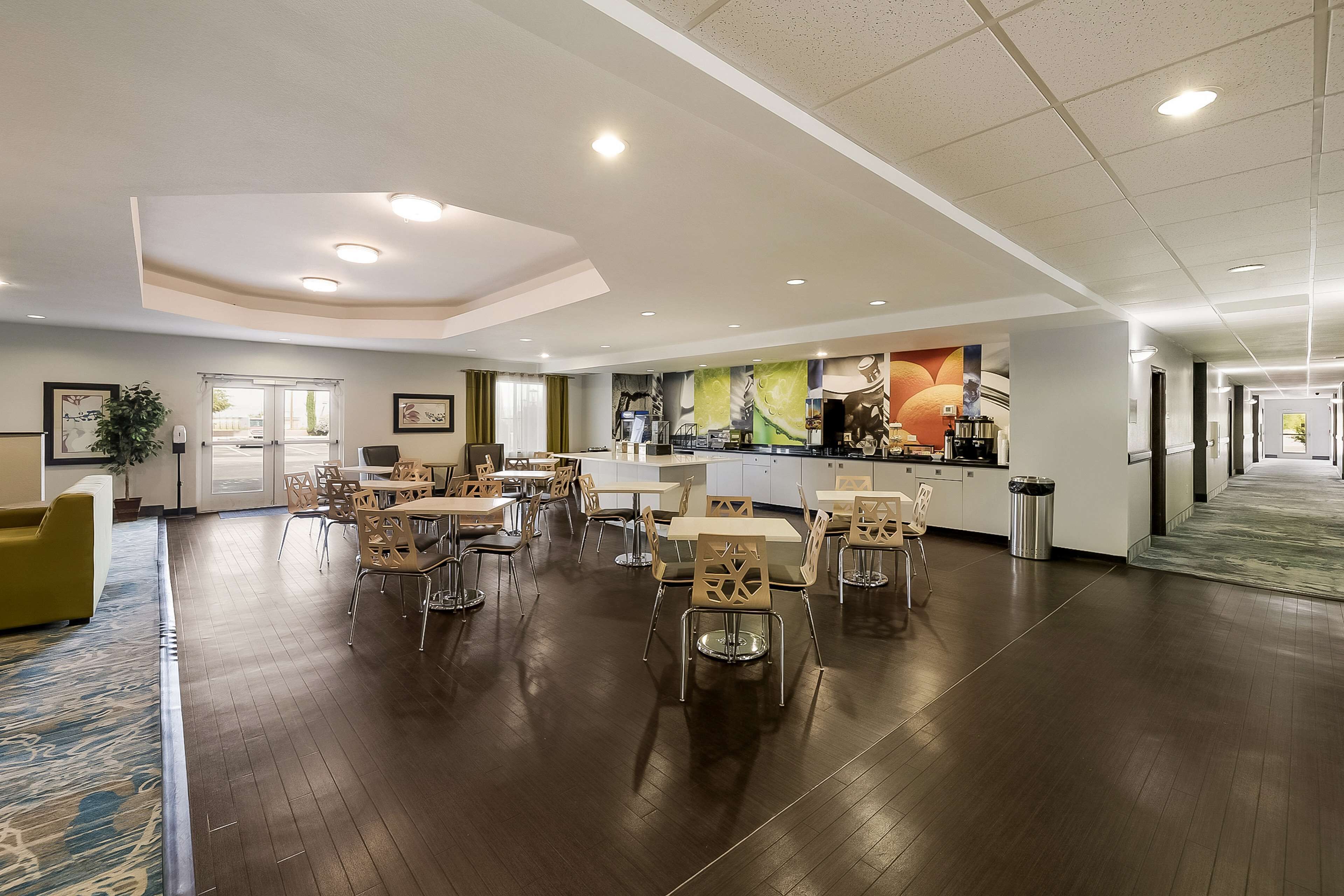 free daily full breakfast