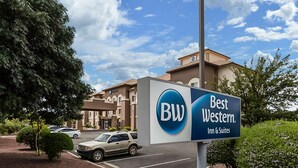 A hotel sign with a logo and the name "Best Western." - Best Western Douglas Inn & Suites (Douglas)