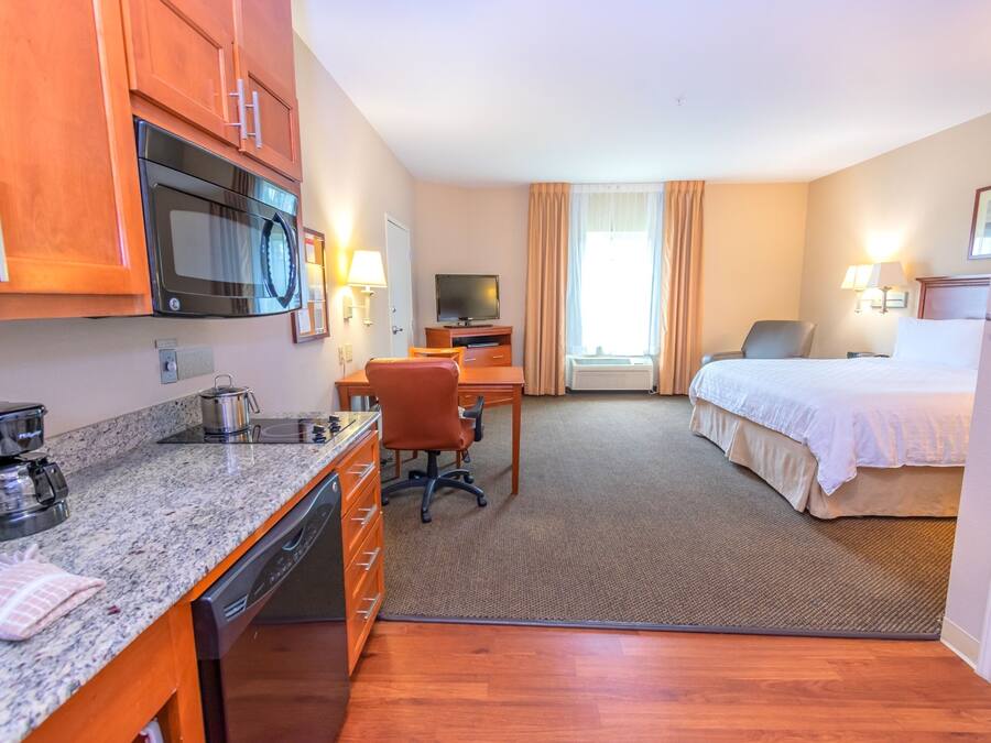 Full-size fridge, microwave, dishwasher, coffee/tea maker