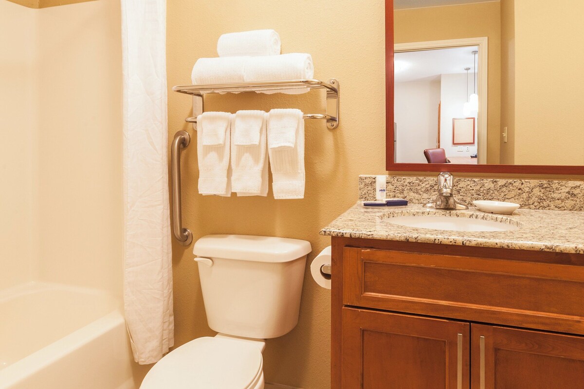 A bathroom with a toilet, sink, and bathtub.