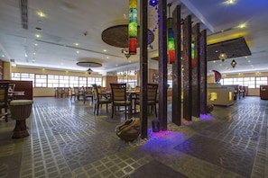 2 restaurantes, café da manhã, culinária pan-asiática