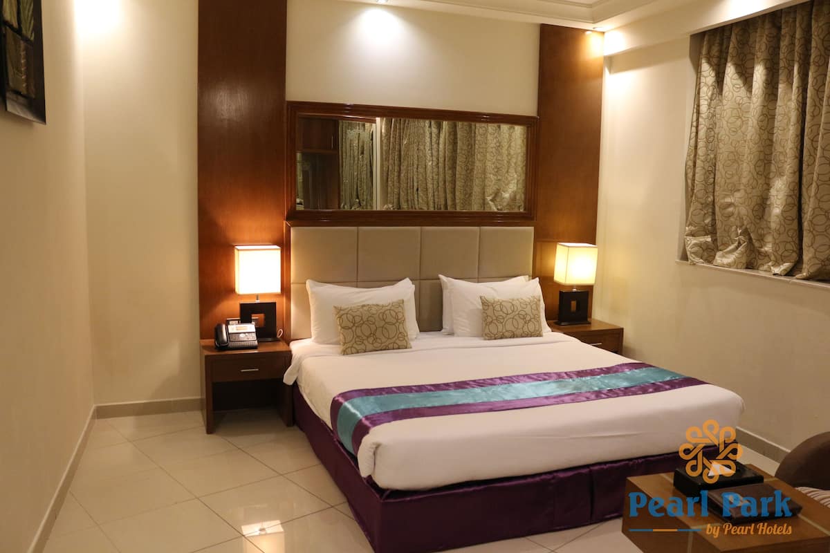 2 bedrooms, minibar, in-room safe, desk
