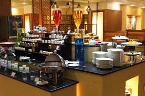 2 restaurants servant le petit déjeuner, le déjeuner et le dîner