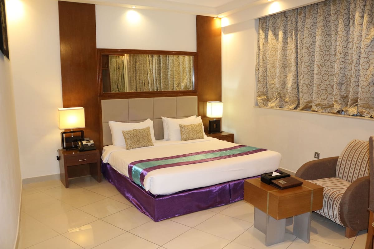 2 bedrooms, minibar, in-room safe, desk