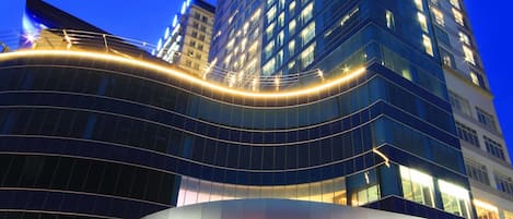 Fassade der Unterkunft – Abend/Nacht