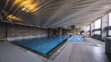 Kolam renang indoor
