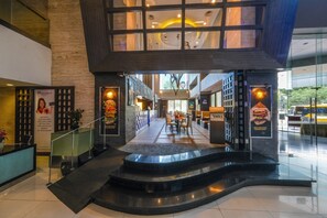 2 restaurants, breakfast, lunch, dinner served; international cuisine - Swiss-belhotel Mangga Besar (Jakarta)