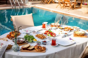 Free daily full breakfast - Villa Fora Hotel (Cesme)
