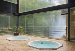 Jetted bathtub