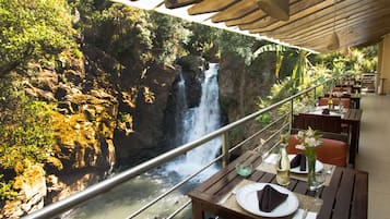 Petit-déjeuner, déjeuner et dîner servis sur place