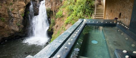 Banheira de hidromassagem, sauna a vapor, fontes termais/minerais