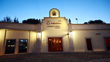 Fachada de la propiedad por la tarde o noche