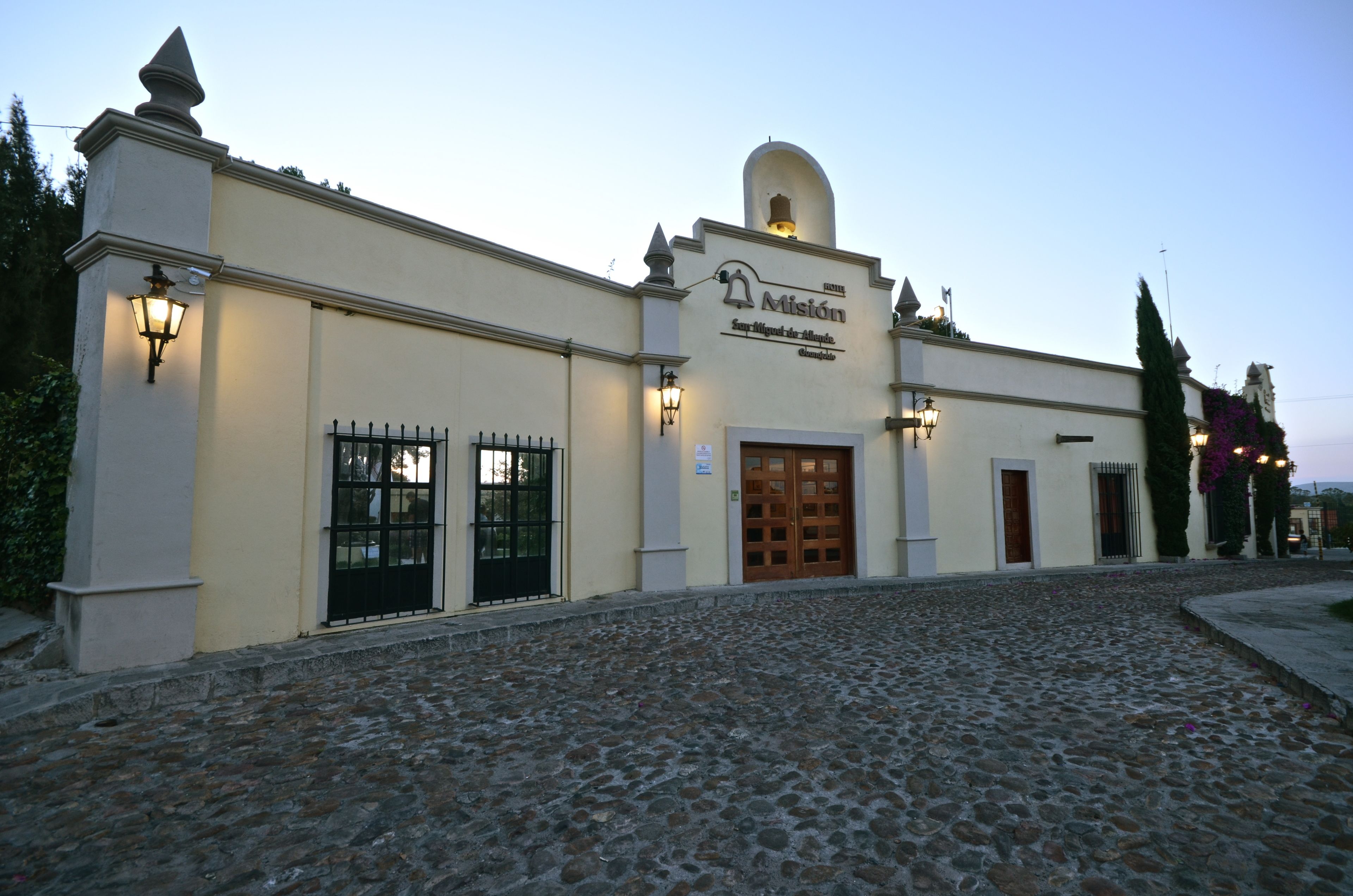 Vista frontal de la propiedad por la tarde o noche
