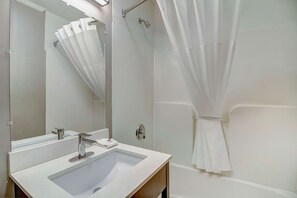 Combined shower/tub, free toiletries, towels - Motel 6 Front Royal, VA (Front Royal)