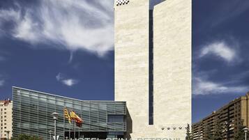 Un hôtel moderne doté d’une tour verticale imposante et d’une façade en verre.