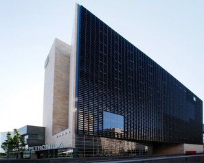 Front of property - Reina Petronila (Zaragoza)