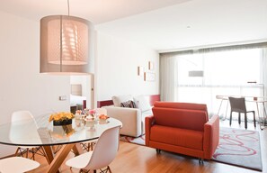 迷你吧、客房内保险箱、办公桌、笔记本电脑工作区