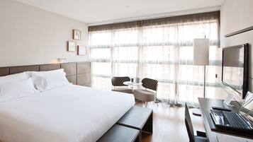 Minibar, coffres-forts dans les chambres, bureau