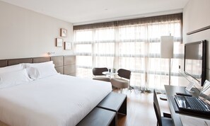 迷你吧、客房内保险箱、办公桌、笔记本电脑工作区