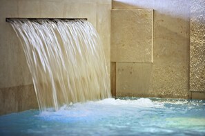 Piscine couverte, chaises longues