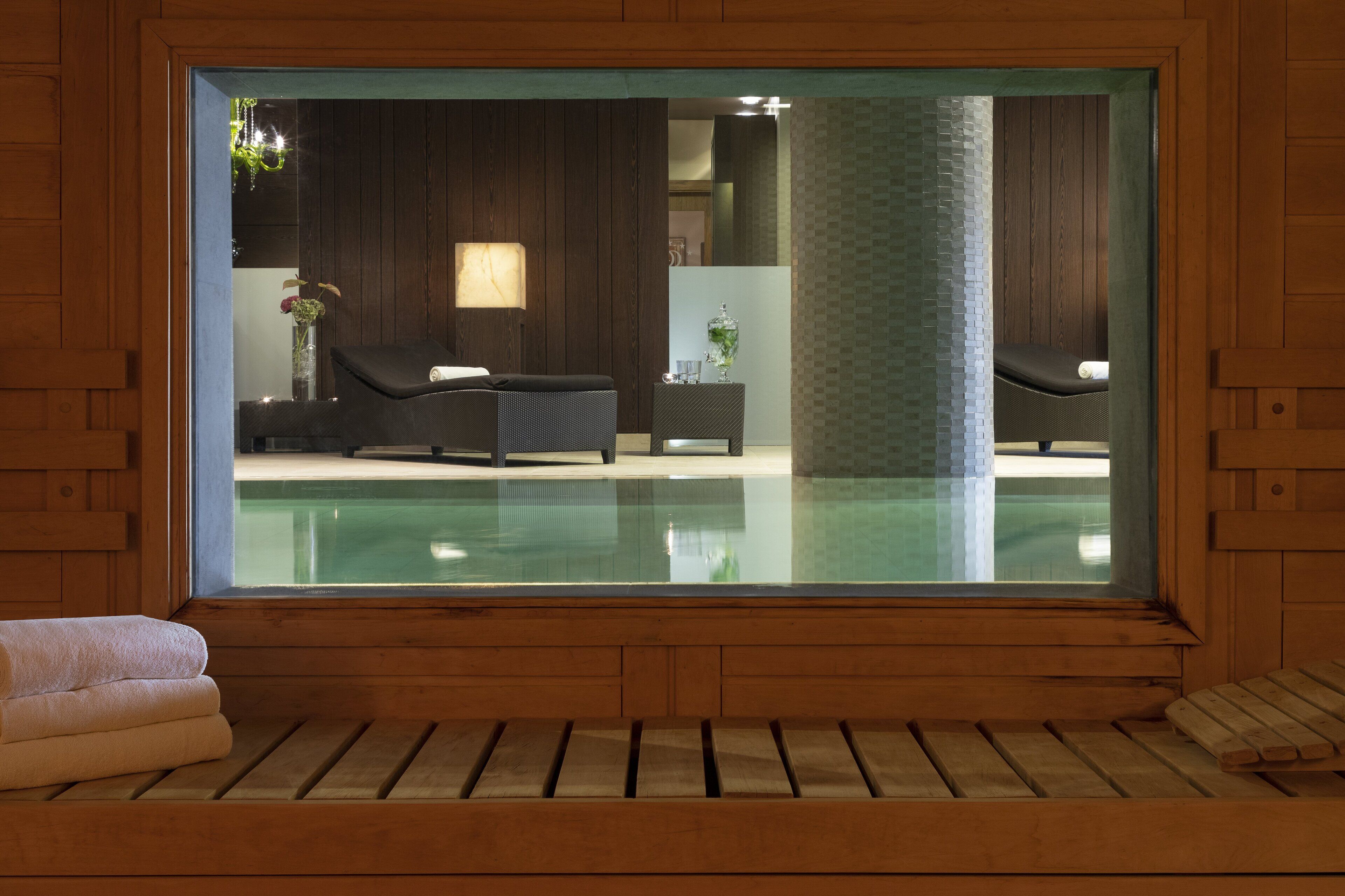 Salas de tratamiento para parejas, un sauna, una bañera de hidromasaje