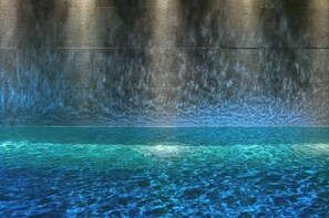 室内游泳池，日光浴躺椅